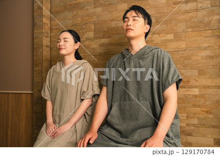 サウナで汗を流す若いカップル　ビューティイメージ 129170784