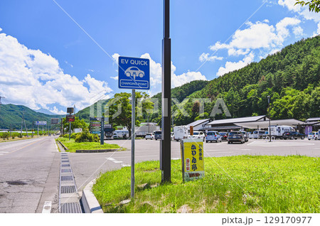EV充電スタンドの看板　 129170977