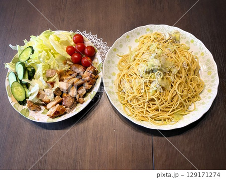 キャベツパスタと鶏サラダ 129171274