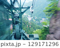 三重県御在所ロープウェイのゴンドラが緑色の支柱を通過する瞬間と眼下に見える湯の山温泉【7月】 129171296