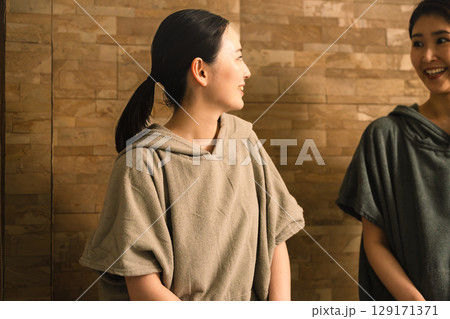 サウナで汗を流す2人の若い女性　ビューティイメージ 129171371