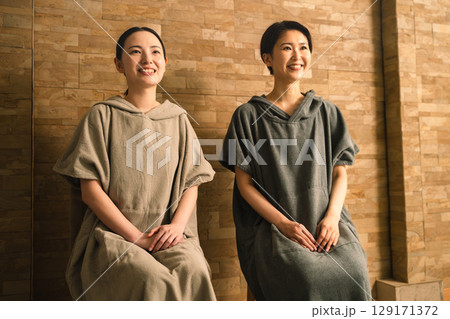 サウナで汗を流す2人の若い女性 ビューティイメージ サウナで汗を流す2人の若い女性 ビューティイメージ 129171372