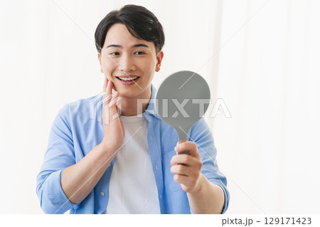 スキンケアをする若い男性　ビューティイメージ 129171423