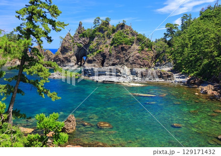 【島根県】晴天の隠岐の島の浄土ヶ浦海岸（島後） 129171432