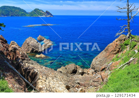 【島根県】晴天の隠岐の島の浄土ヶ浦海岸（島後） 129171434