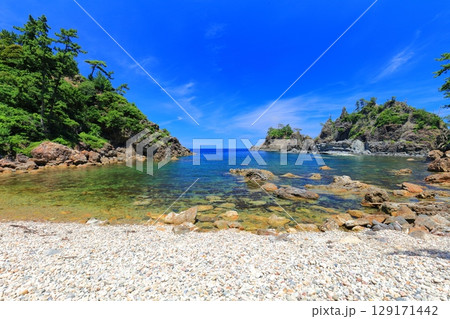【島根県】晴天の隠岐の島の浄土ヶ浦海岸（島後） 129171442