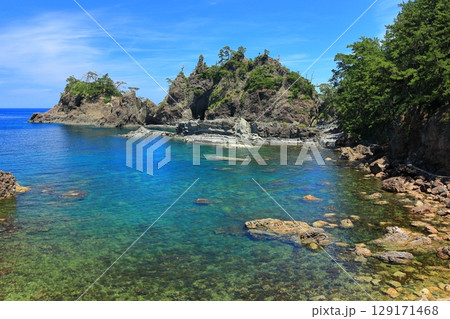 【島根県】晴天の隠岐の島の浄土ヶ浦海岸（島後） 129171468