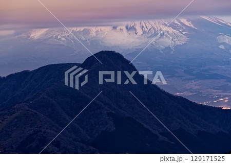 箱根・明神ヶ岳から見る未明の金時山 129171525