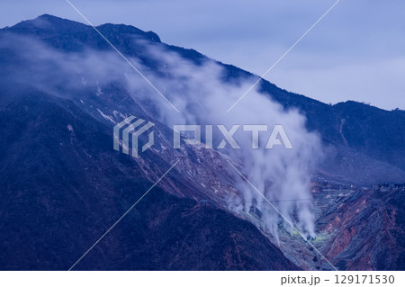 箱根・明神ヶ岳から見る夜明けの大涌谷 129171530