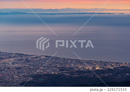 箱根・明神ヶ岳から見る夜明けの小田原市街と湘南の海 129171533