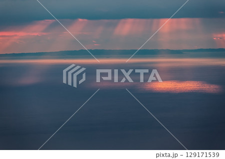 箱根・明神ヶ岳から見る朝日差す海 129171539