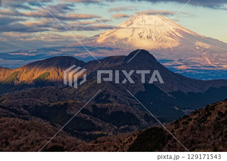 箱根・明神ヶ岳から見る朝の金時山と富士山 箱根・明神ヶ岳から見る朝の金時山と富士山 129171543