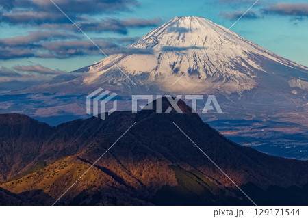 箱根・明神ヶ岳から見る朝の金時山と富士山 箱根・明神ヶ岳から見る朝の金時山と富士山 129171544