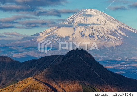 箱根・明神ヶ岳から見る朝の金時山と富士山 129171545
