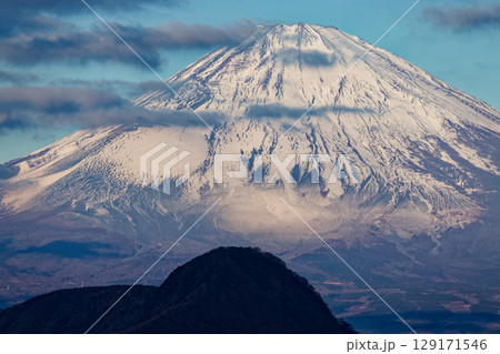 箱根・明神ヶ岳から見る朝の金時山と富士山 129171546