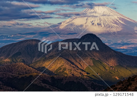 箱根・明神ヶ岳から見る朝の金時山と富士山 129171548