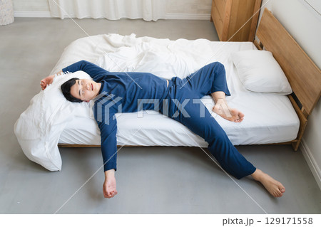 酷い寝相の若い男性　ライフスタイルイメージ 129171558