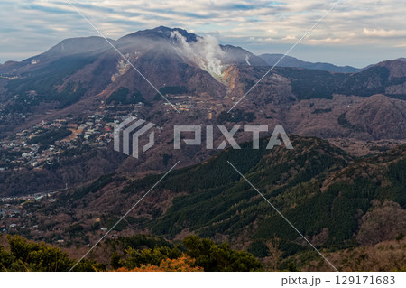 箱根・明神ヶ岳から見る早朝の大涌谷 129171683