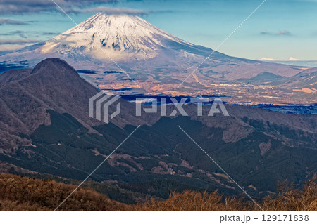 箱根・明神ヶ岳から見る朝の金時山と富士山と北岳・間ノ岳 129171838