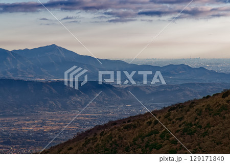 箱根・明神ヶ岳稜線から見る大山と東京スカイツリー 129171840