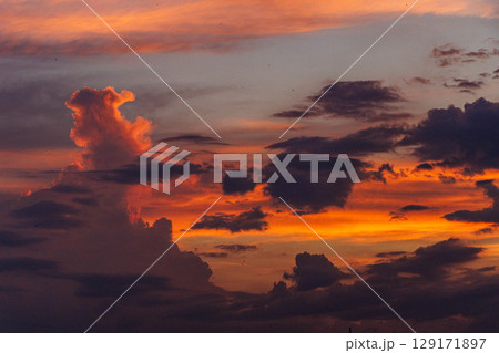 オレンジ色に染まる雲 129171897