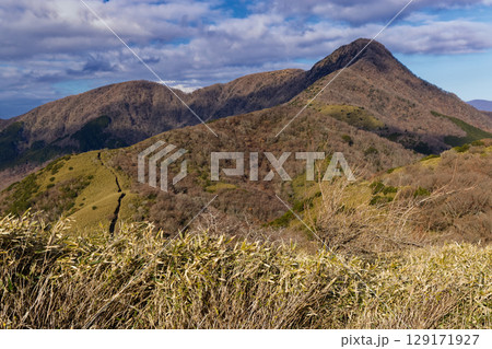 冬の箱根外輪山から見る金時山と富士山 129171927