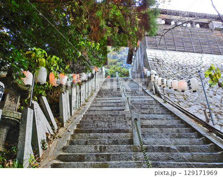 福岡県行橋市にある今井祇園須佐神社参道の階段 129171969