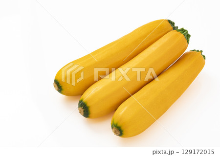 白バックの黄色いズッキーニ 129172015