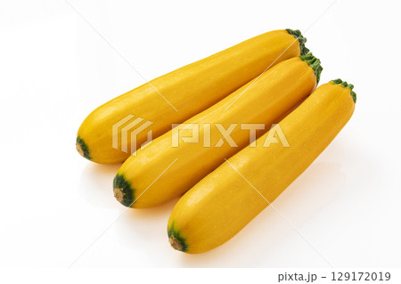 白バックの黄色いズッキーニ 白バックの黄色いズッキーニ 129172019