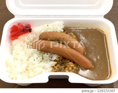 ソーセージカレーのテイクアウト　テイクアウトソーセージカレー　持ち帰り 129172107