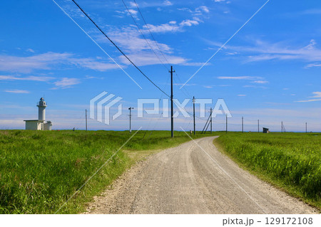 野付埼灯台・砂利道・野付半島（北海道・別海町） 129172108