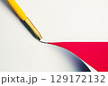 カッターで紙を切る 129172132