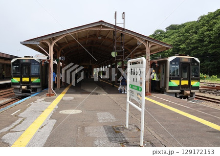 網走駅のホームに停車するJR北海道H100形気動車 網走駅のホームに停車するJR北海道H100形気動車 129172153