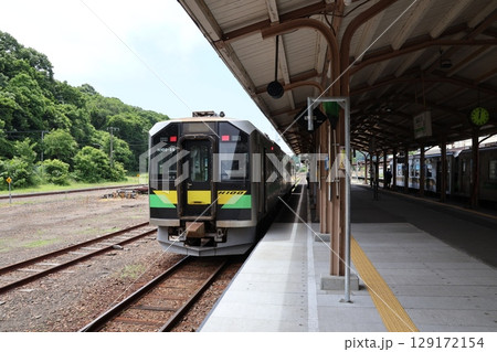 網走駅のホームに停車するJR北海道H100形気動車 129172154