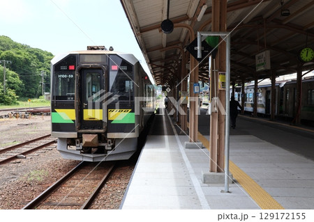 網走駅のホームに停車するJR北海道H100形気動車 網走駅のホームに停車するJR北海道H100形気動車 129172155