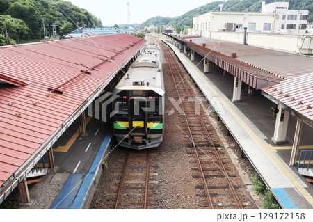 網走駅のホームに停車するJR北海道H100形気動車 網走駅のホームに停車するJR北海道H100形気動車 129172158