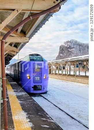 冬の瞰望岩とラベンダー編成特急「大雪」 冬の瞰望岩とラベンダー編成特急「大雪」 129172609