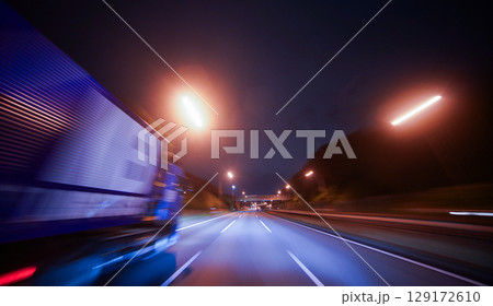 夜の国道を走行する車 129172610