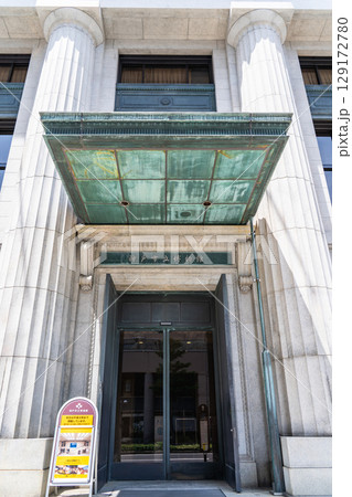 神戸旧居留地の神戸市立博物館　メインエントランス（旧横浜正金銀行神戸支店）人文科学系博物館 129172780