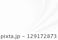 ミニマルなホワイトファブリックの光 129172873