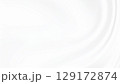 なめらかに流れる白布の背景 129172874
