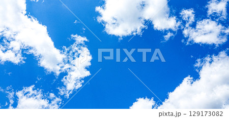 夏の青空と白い雲のシンプルな風景 129173082