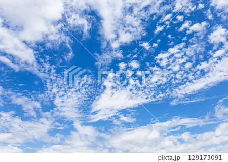 夏の青空と白い雲のシンプルな風景 129173091