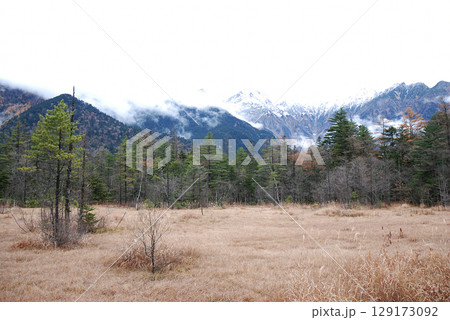 Tashiro-ike pond / 上高地 梓川流域の田代湿原から眺める雪山の穂高連峰の眺望 129173092