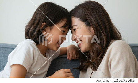 ソファーで見つめ合う仲の良い親子 129173093