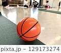 体育館のバスケットボール 129173274