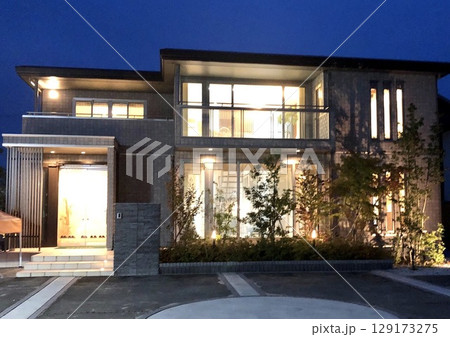 照明の入った最新の家 照明の入った最新の家 129173275
