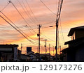 住宅街から見る朝焼け 129173276