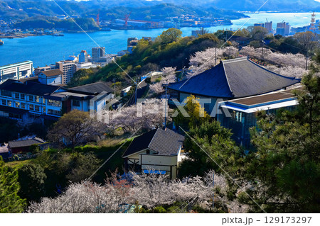 【広島県】桜咲く春の千光寺公園から見た尾道の町並み 【広島県】桜咲く春の千光寺公園から見た尾道の町並み 129173297