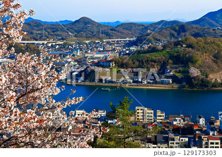 【広島県】桜咲く春の千光寺公園から見た尾道の町並み 【広島県】桜咲く春の千光寺公園から見た尾道の町並み 129173303